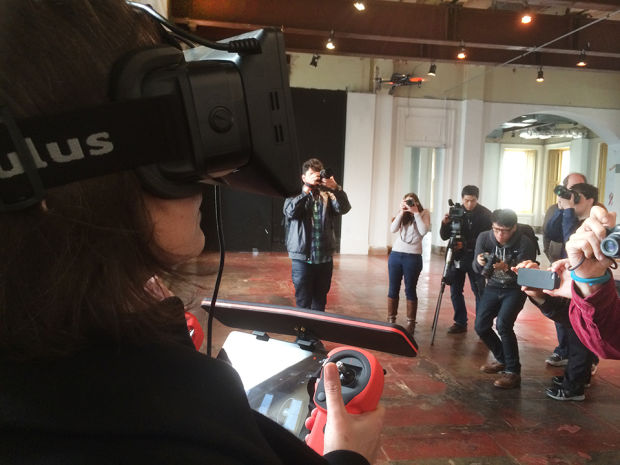 コントローラ、iPad、仮想現実ゴーグルのOculus Riftによって操作できる、パロット社製ドローンのデモ